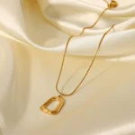 گردنبند ذوزنقه روکش طلا ماریس