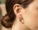 گوشواره حلقه‌ای طلایی روی گوش