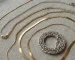 زنجیرهای گردنبند طلایی و نقره‌ای با ضخامت‌های مختلف